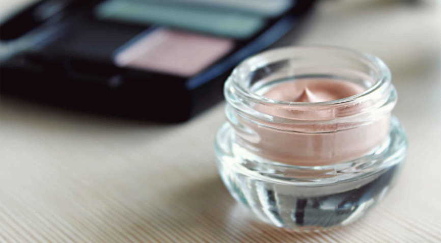 making eyeshadow primer